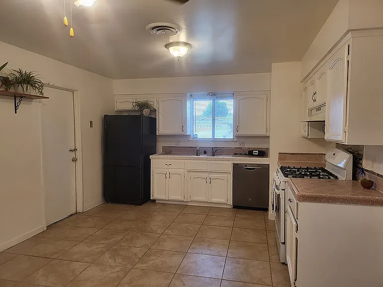 1019 S Demaree St — Photo 37