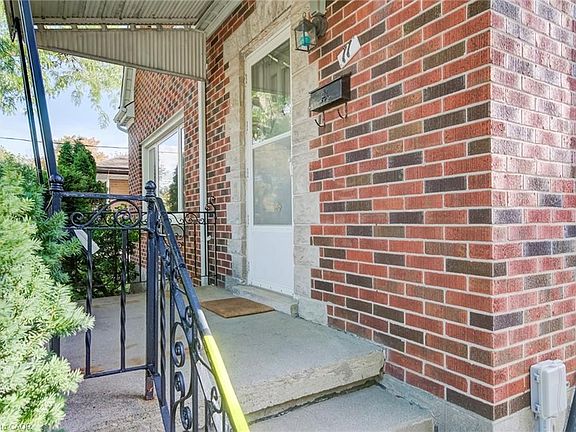 4th image of 11 Crestwood Ave