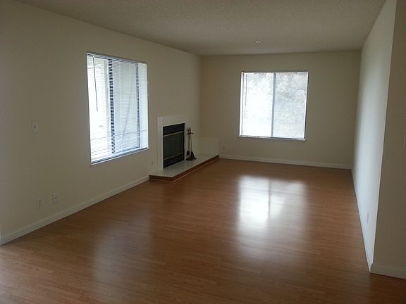 3rd image of 605 Cedar Ct