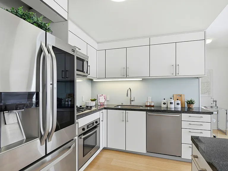 301 Main St #18G — Photo 4
