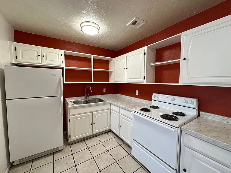 1 and 2 Bedrooms Great Location with Community Pool and Onsite Laundry! 1/2 of Mile from U of A — Photo 10