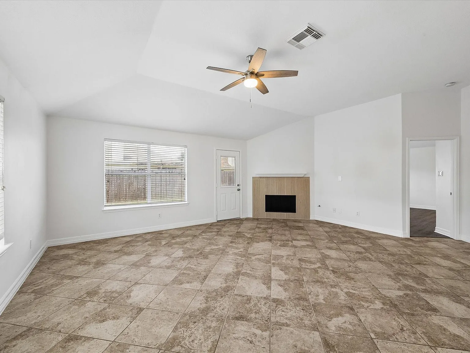 3 bed, 2.0 bath, 1928 sqft, $2,200 — Photo 2