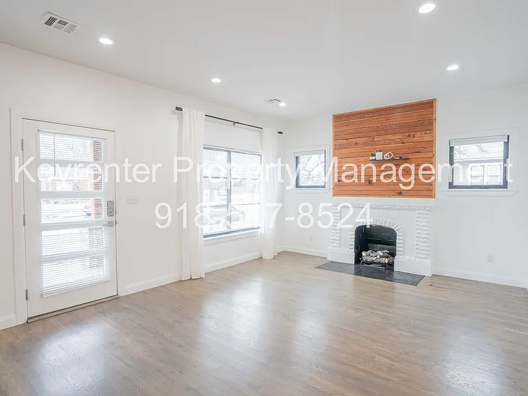 2323 E 13th St — Photo 11