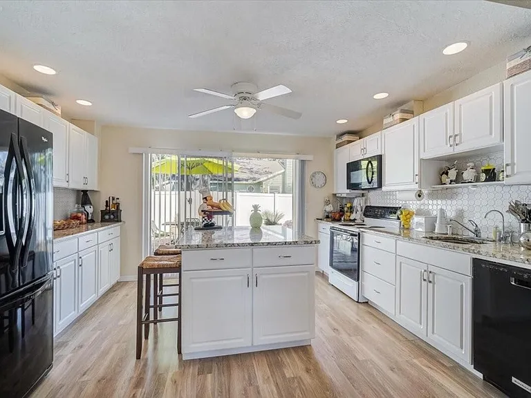 476 W Seminole Dr — Photo 2
