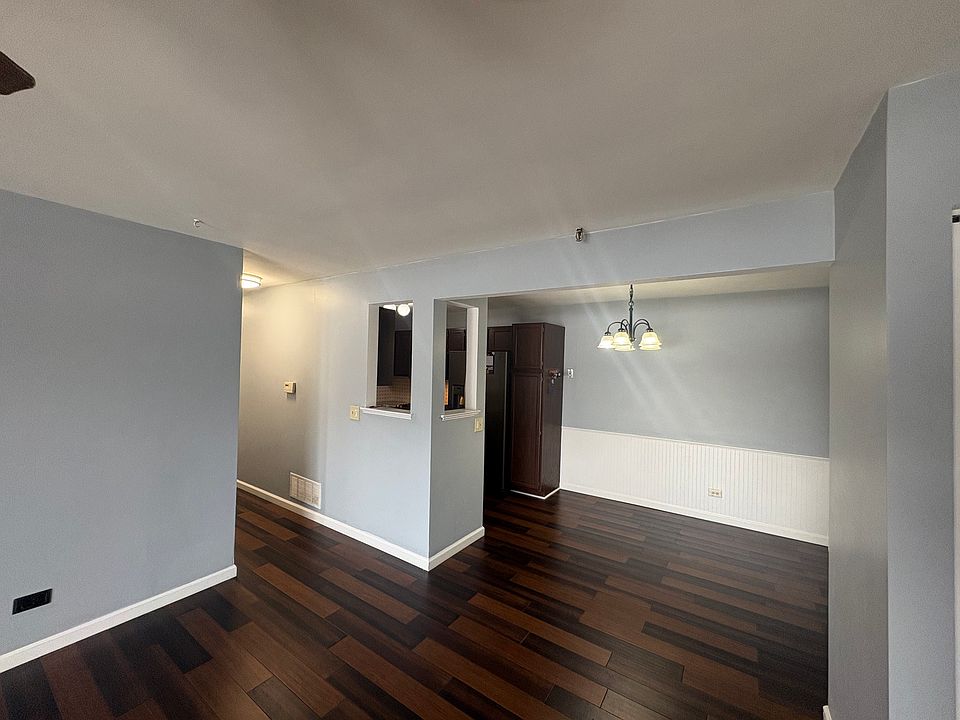 1st image of 21W581 North Ave APT 77