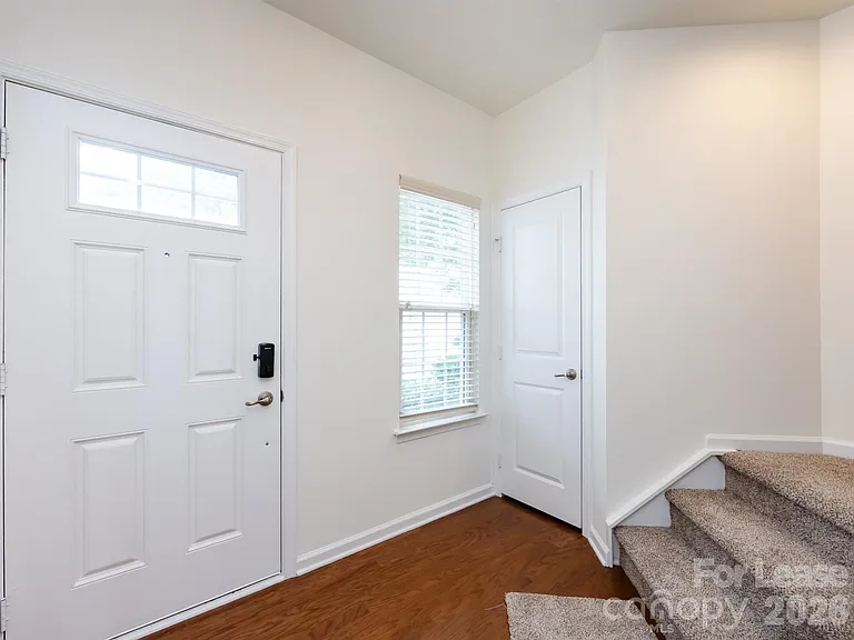 2436 Silverthorn Dr — Photo 3