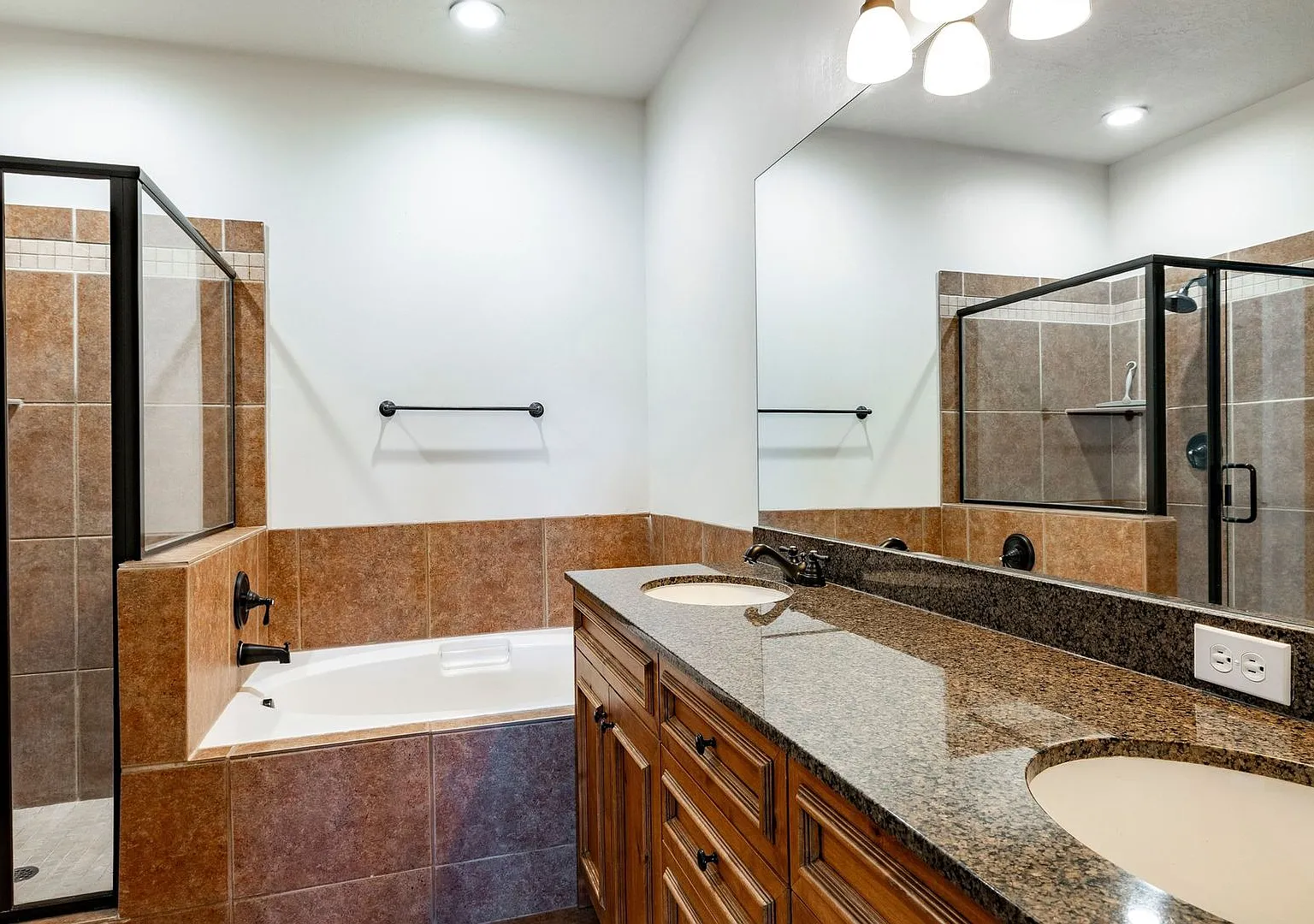 Furnished Mayflower Town Home- Available Now — Photo 3