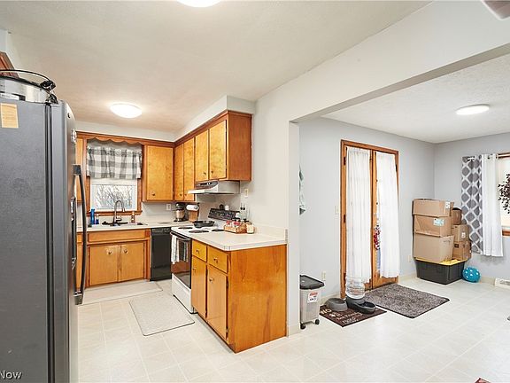 2nd image of 1359 Beaconfield Rd