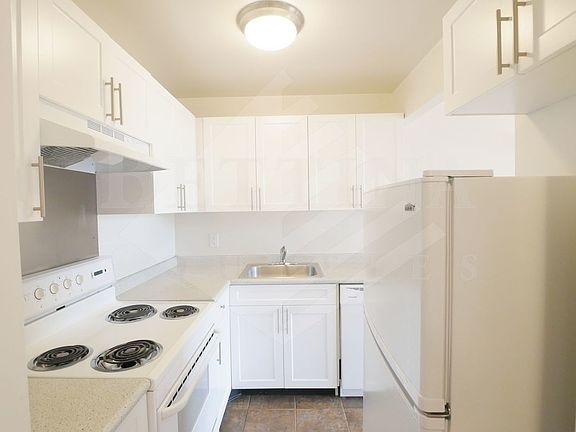 5th image of 94 E 4th St APT 711