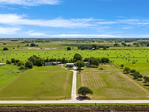2422 Minks Rd, Wallis, TX 77485