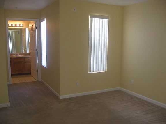 Master suite w/walk-in closet & large soaking tub!