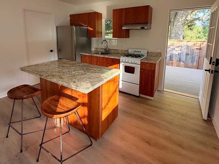 4 burner oven with vent fan.