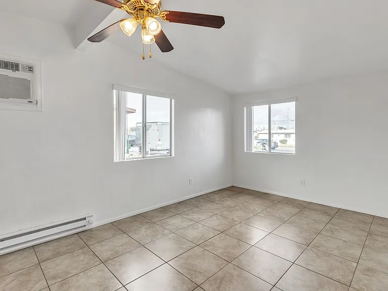 216 Whitton St — Photo 20