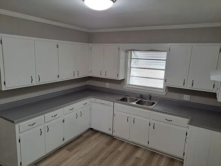 205 E 2nd St — Photo 5