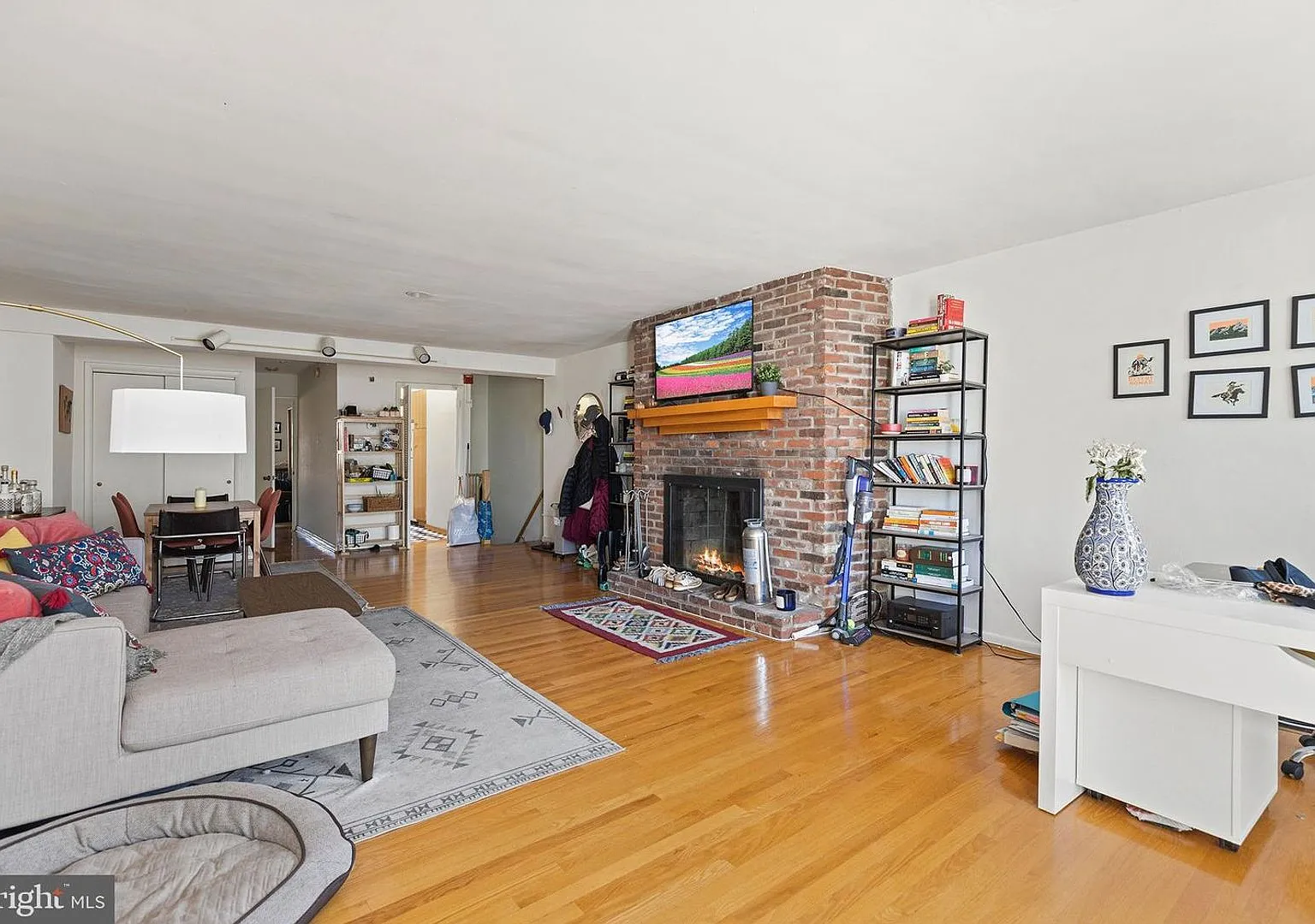 Bright one bedroom with private deck — Photo 4
