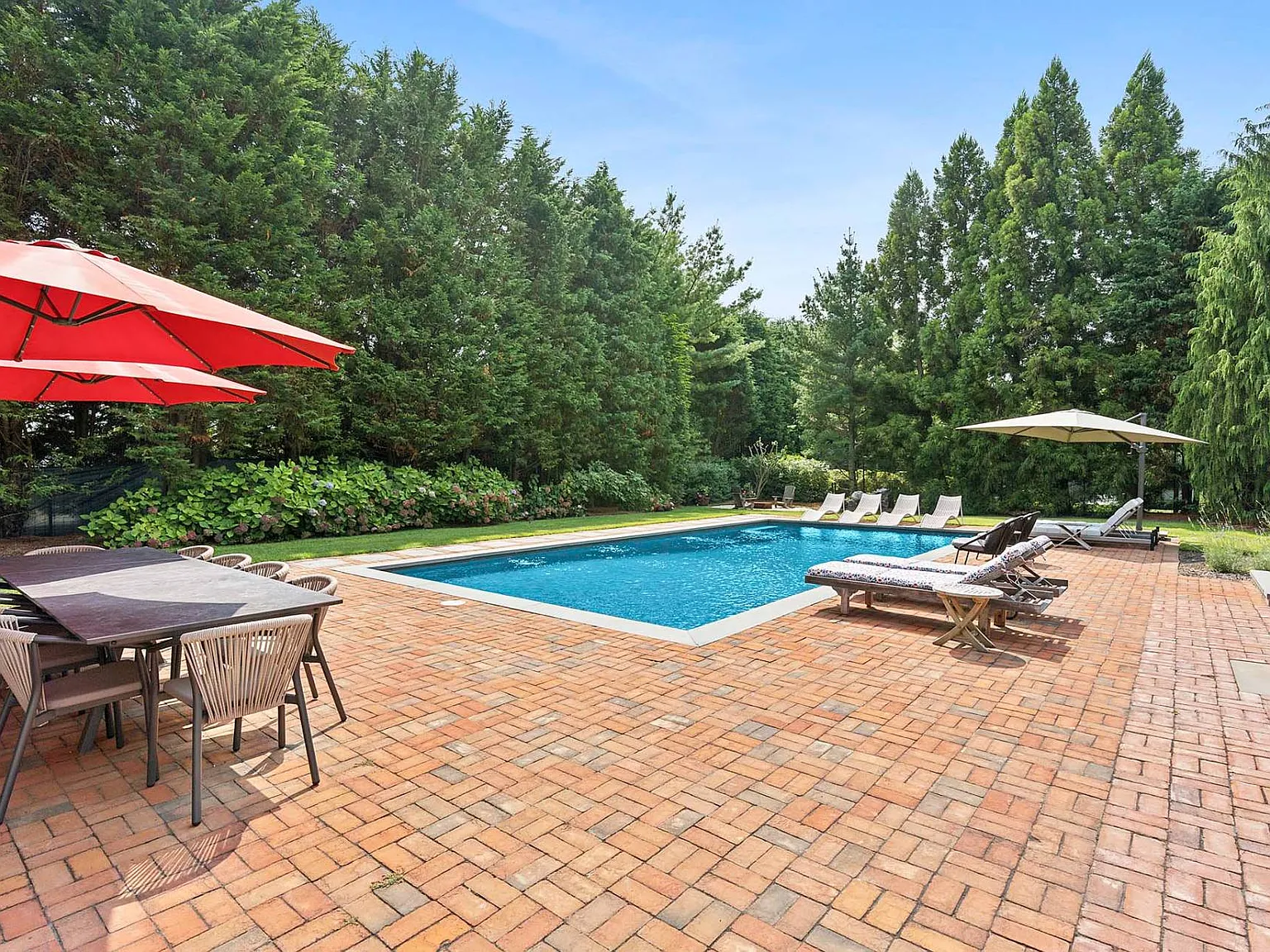 Private Southampton Summer Rental With Heated Pool — Photo 3