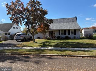 11 Dolphin Rd, Levittown, PA 19056