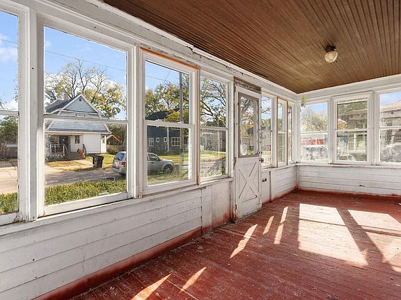 5th image of 1246 Dewey Ave