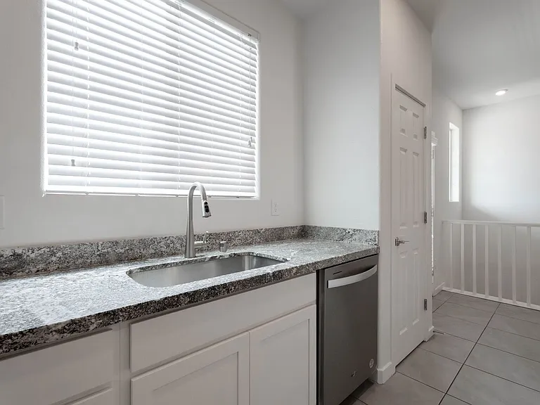 902 Bronzite St — Photo 16