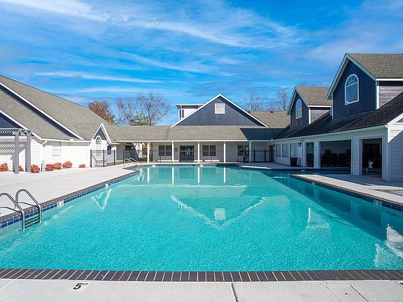 2nd image of 100 Lenox Pl #822