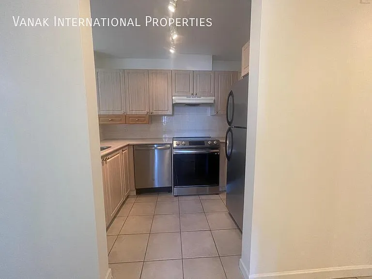 137 W 17th St #205 — Photo 8