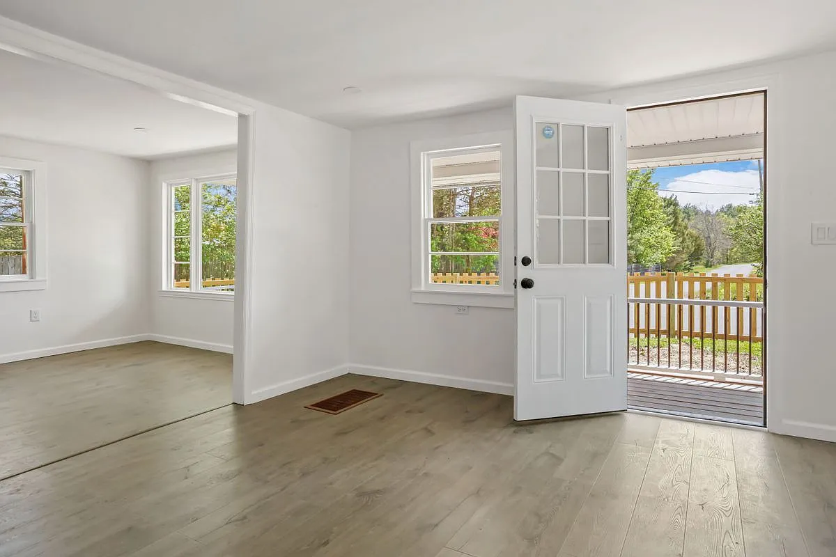4 bed, 2.0 bath, 2384 sqft, $3,000 — Photo 2