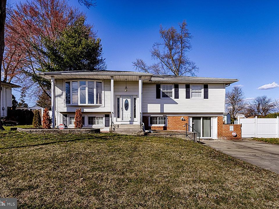 1st image of 18 Dartmouth Dr