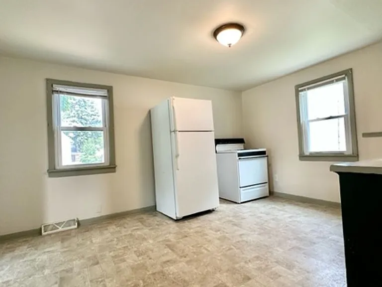 1128 Saint George St — Photo 7