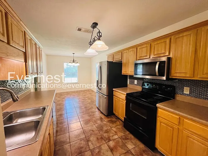 3 bed, 2.0 bath, 1984 sqft, $2,045 — Photo 4