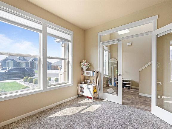 4th image of 3817 Des Moines Ln