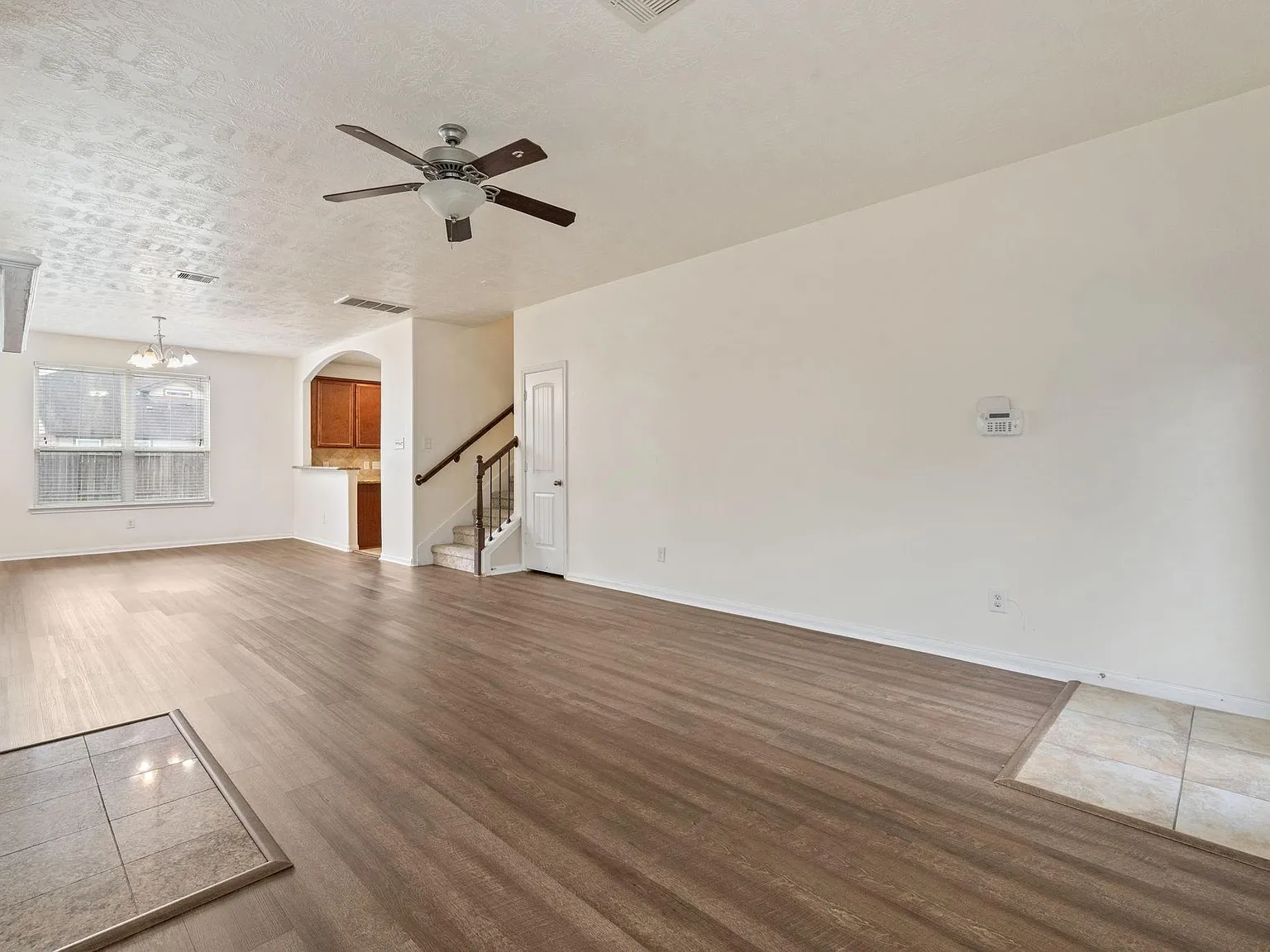 4 bed, 2.5 bath, 2433 sqft, $2,500 — Photo 3