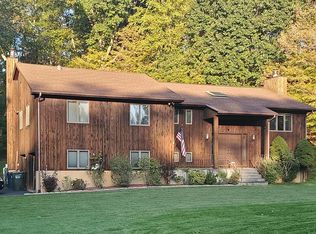 32 Dahlia Dr, Mahopac, NY 10541