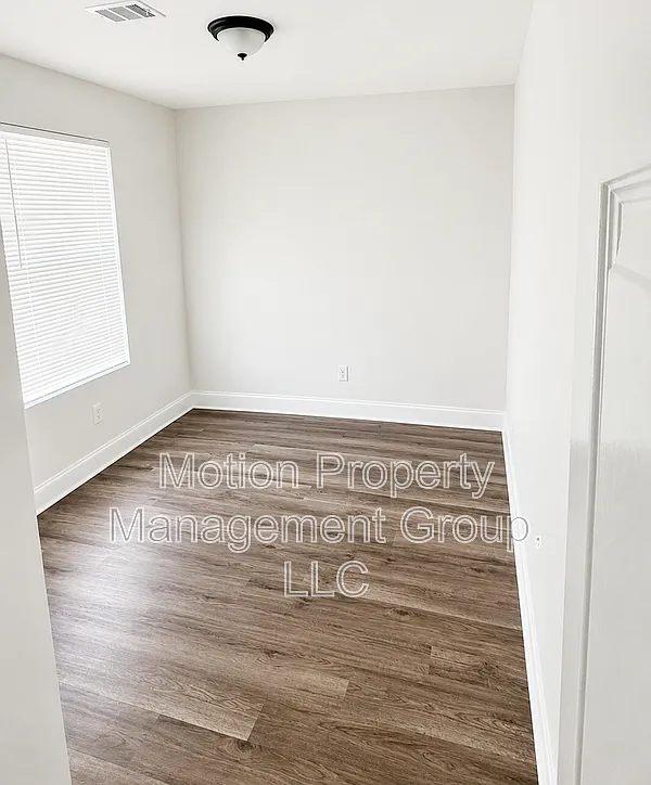 Studio, 1.0 bath, 455 sqft, $700 — Photo 2