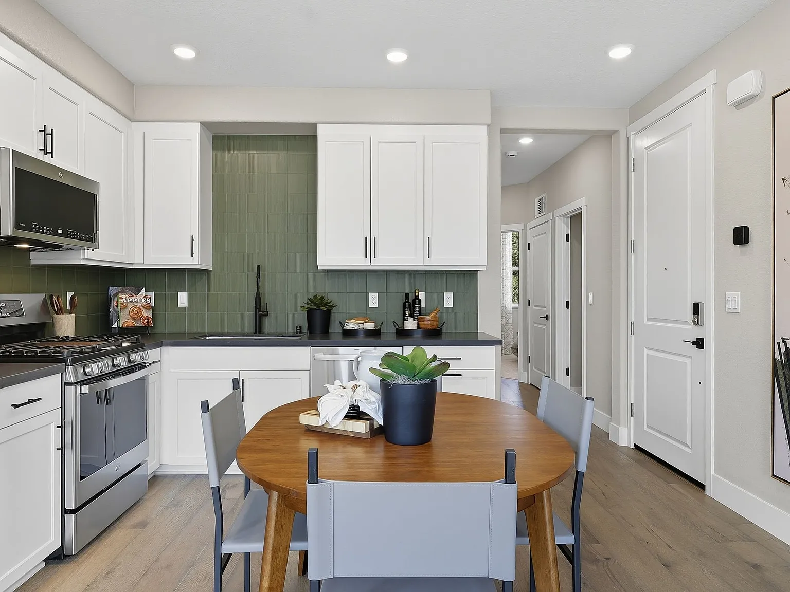2 bed, 932 sqft, $2,950 — Photo 2
