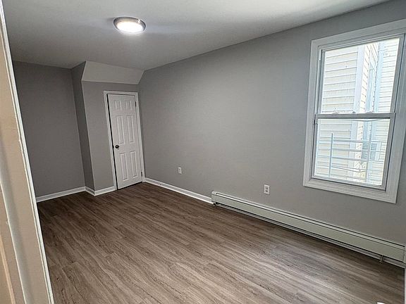 4th image of 180 Bayview Ave