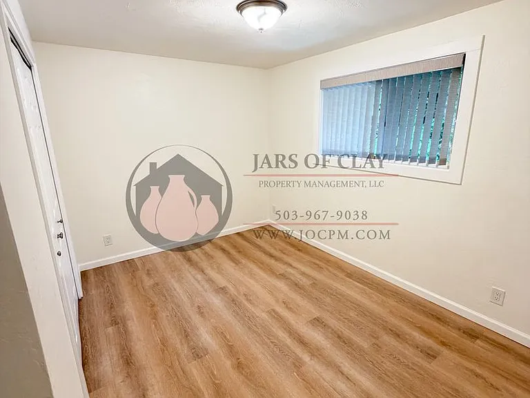 350 NW Willamina Dr — Photo 10