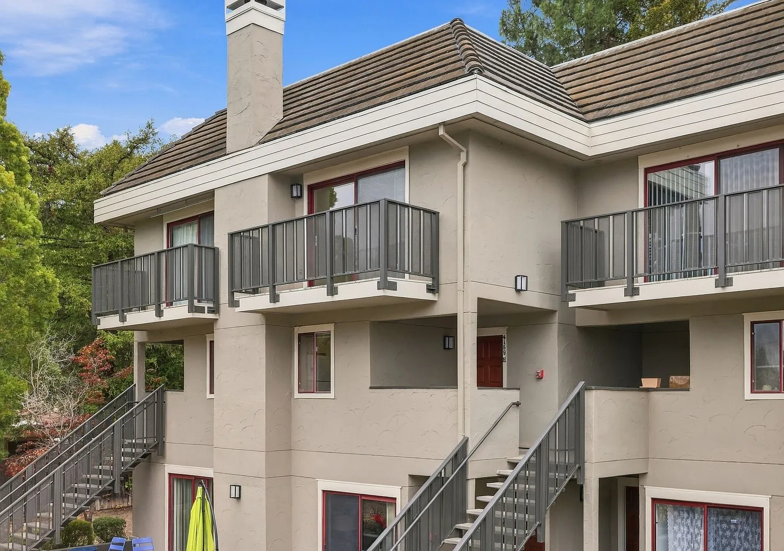 Conveniently Located 2 Bed, 2.5 Bath Townhome — Photo 1