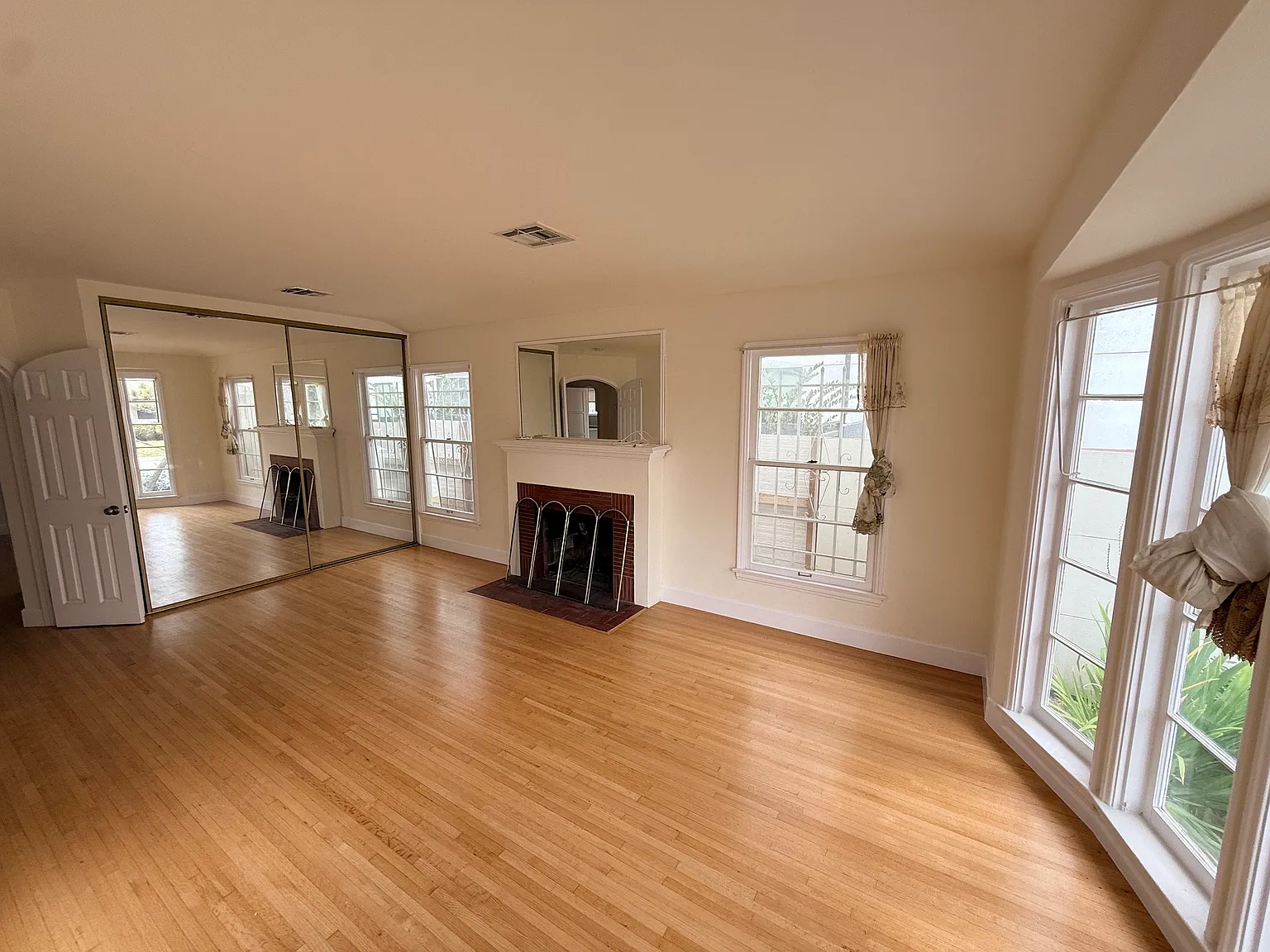 2 bed, 1.5 bath, 1313 sqft, $4,600 — Photo 3