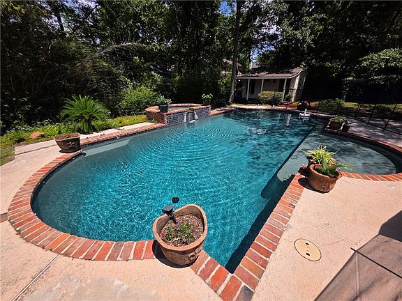3rd image of 914 Beau Chene Dr