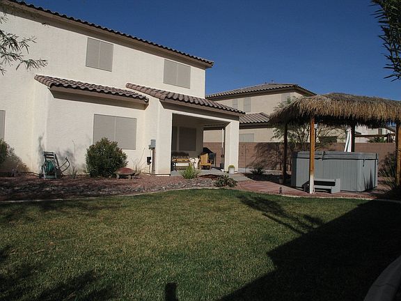 backyard w/ grass & covered patio