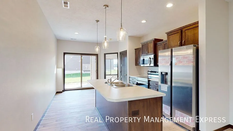 3 Bedroom 2.5 Bathroom Single Family Townhome w/ Attached Garage — Photo 2