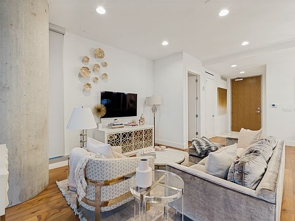 3rd image of 3130 N Harwood St #702