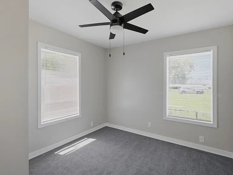 915 N Blake St — Photo 5