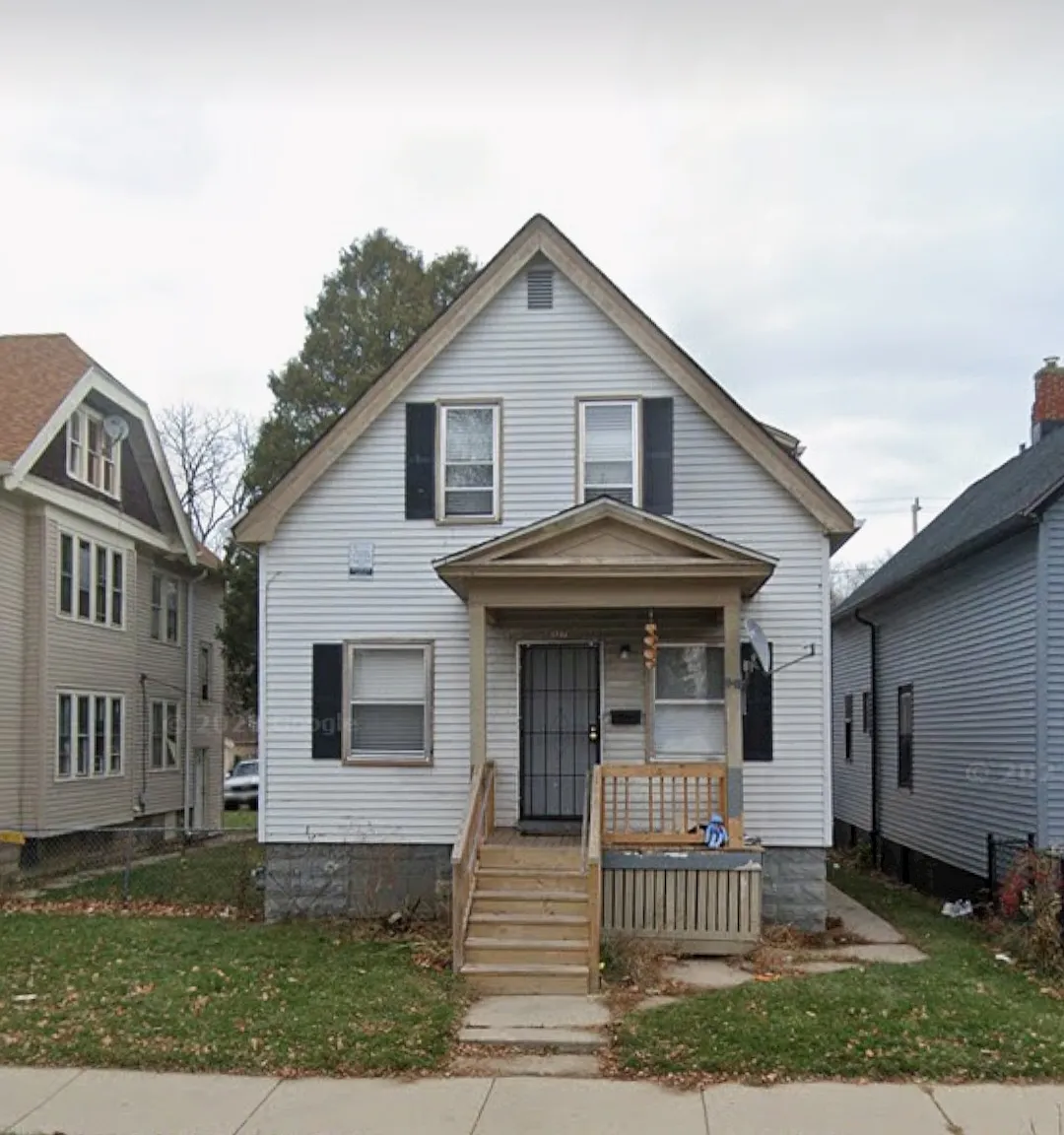 4 bed, $1,800 — Photo 1