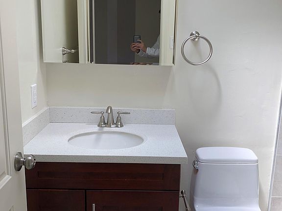 5th image of 237 Pine Ave APT 4