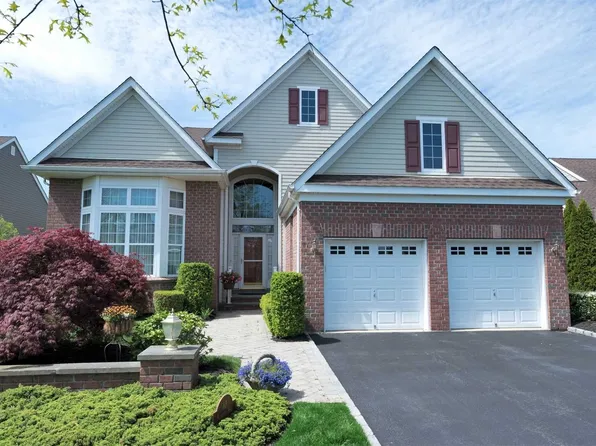 87 Foxglove Row, Aquebogue, NY 11901