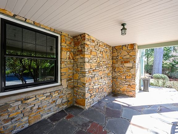 5th image of 32 Columbine Rd