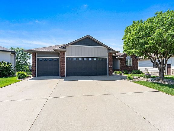 3rd image of 725 S Byron Cir
