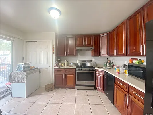 Sold by Skylux Realty, Inc | media 4