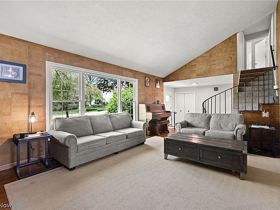 5th image of 593 Beaverbrook Dr